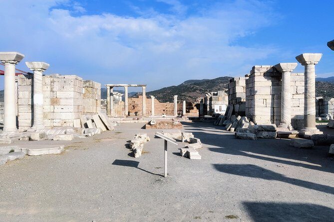 ALL INCLUSIVE Private Guided Tour For Your Family Lunch & Entrances are INCLUDED - St. John’s Basilica: quieter impact, strong context